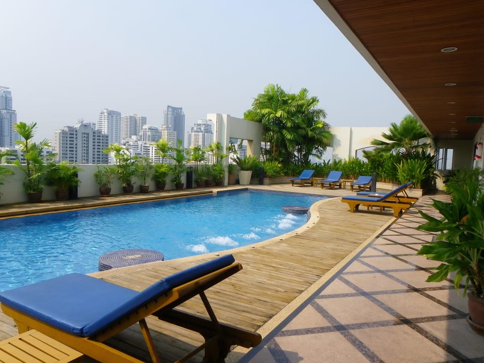 Pool auf der Dachterrasse Grand Mercure Bangkok Asoke Residence