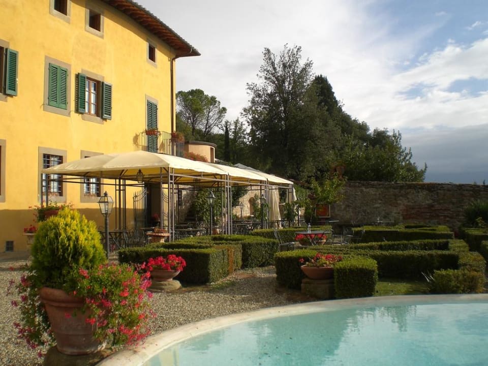 Vor dem Hotel Villa La Palagina