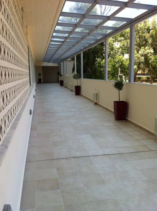 Außenflur zu den Deluxerooms Pegasos Deluxe Beach Hotel