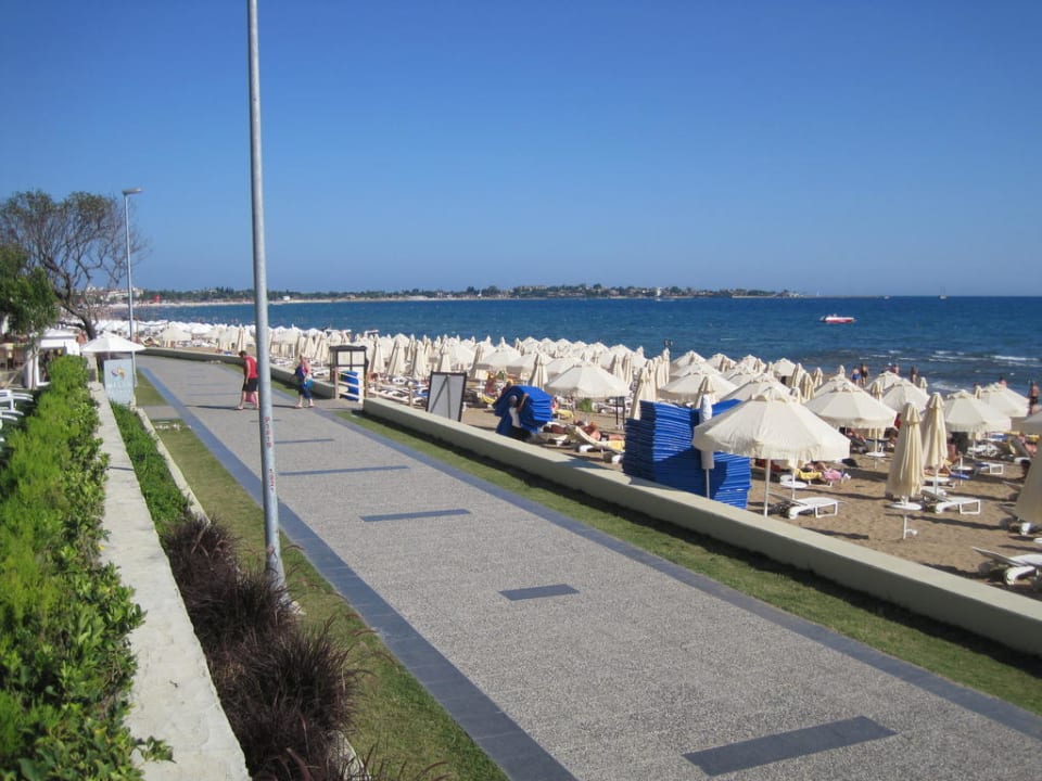 Neue Sonnenschirme am Strand Melas Resort Hotel