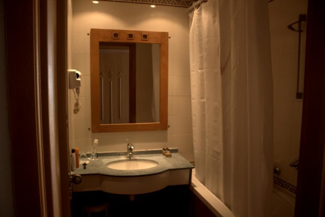 Waschbecken und Badewanne mit Dusche. Hotel Djerba Resort