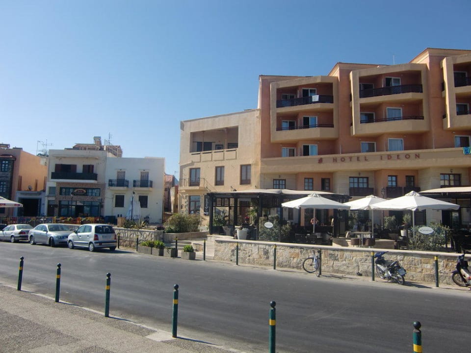 Straße vorm Hotel Hotel Ideon