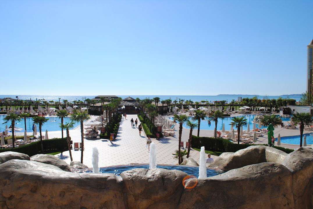 Poolanlage mit Meerblick vom Hinterausgang DIT Majestic Beach Resort