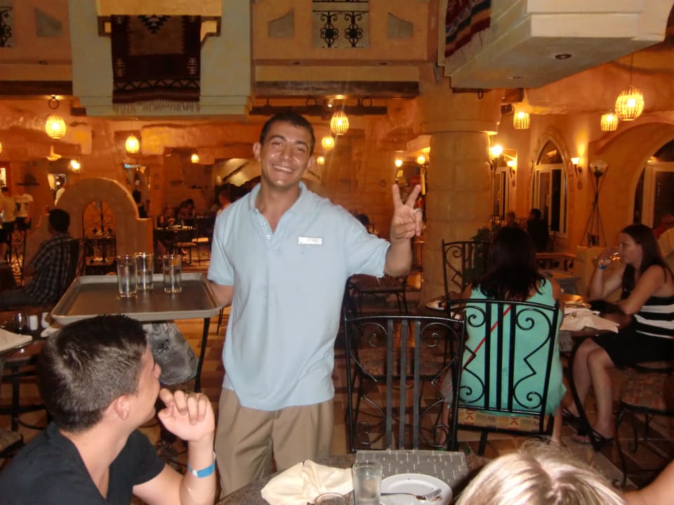 Amr, unser Bester im Restaurant. Pickalbatros Alf Leila Wa Leila Resort - Neverland Hurghada