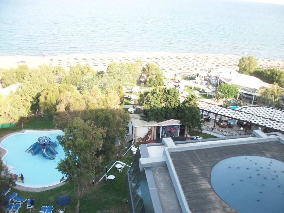 Blick von oben auf die Hotelanlage Hotel Calypso Beach
