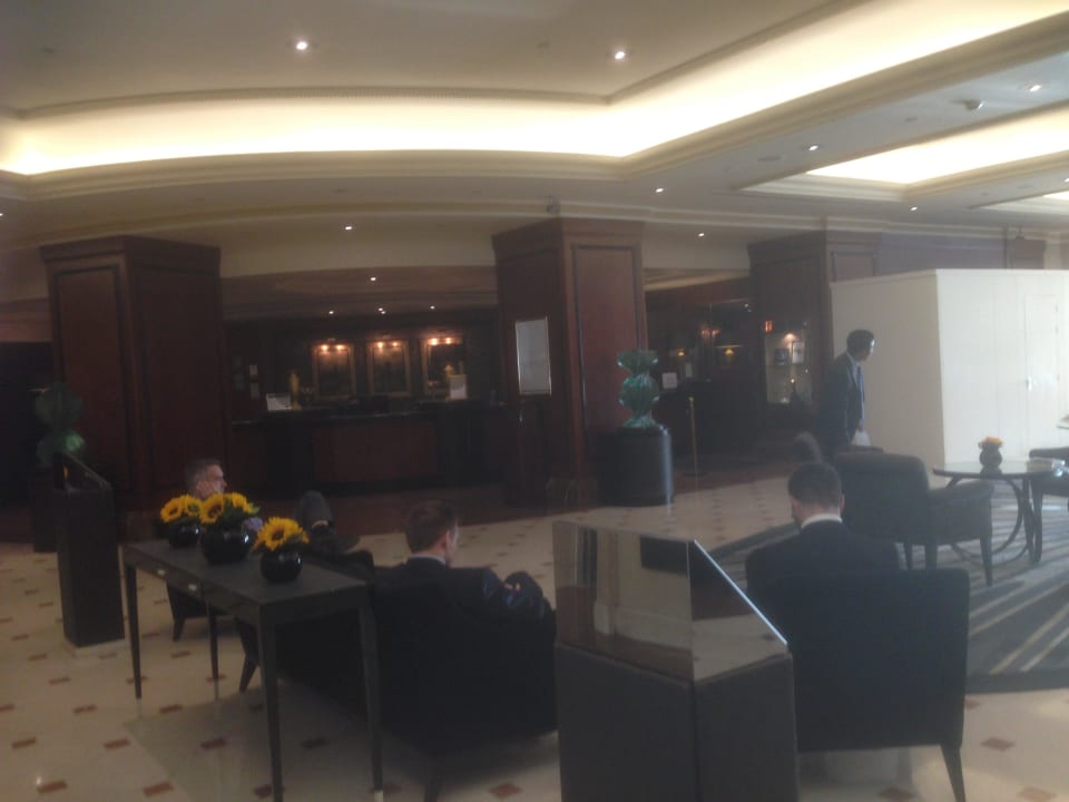 Rezeption im Bild hinten London Hilton on Park Lane