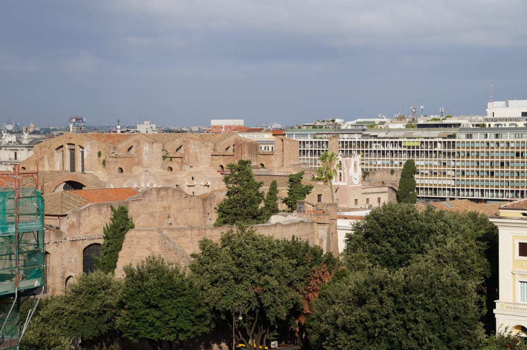 Blick auf Rom vom Balkon am Tag Best Western Premier Royal Santina
