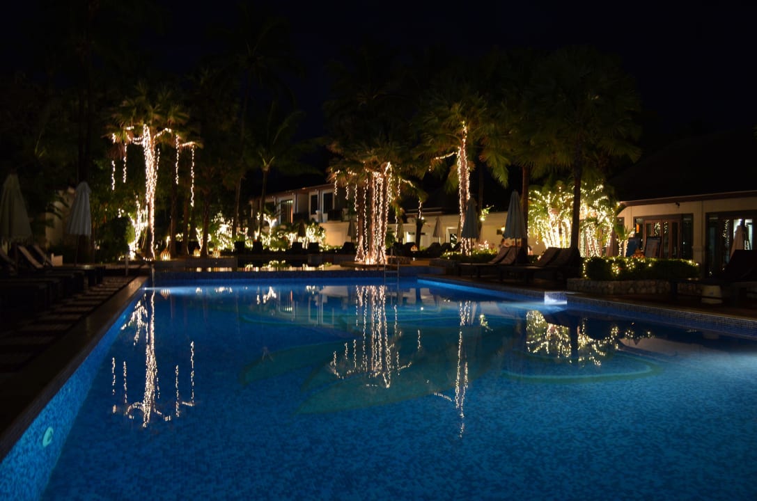 Pool bei Nacht La Flora Khao Lak