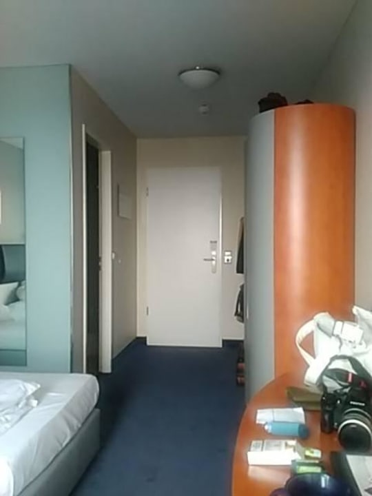 Zimmereingang mit dem kleinen Kleiderschrank Nordsee Hotel Fischereihafen