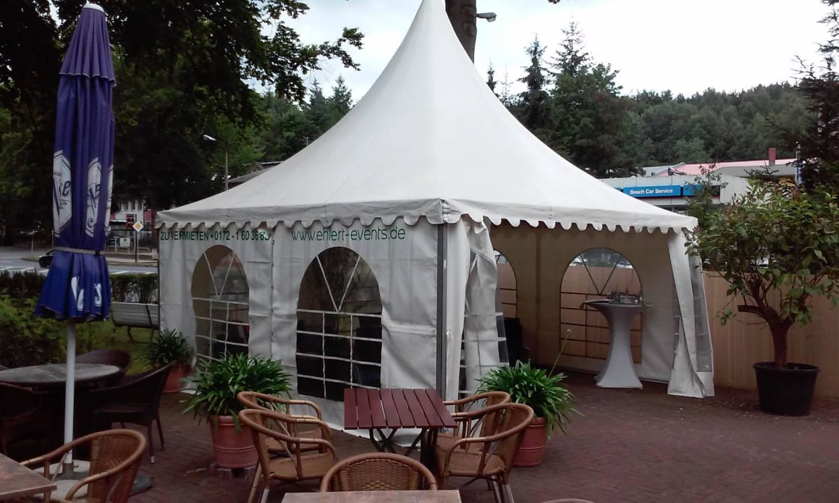 Nur durch Sichtschutz von der Bundesstraße getrenn Hotel Stadt Berlin