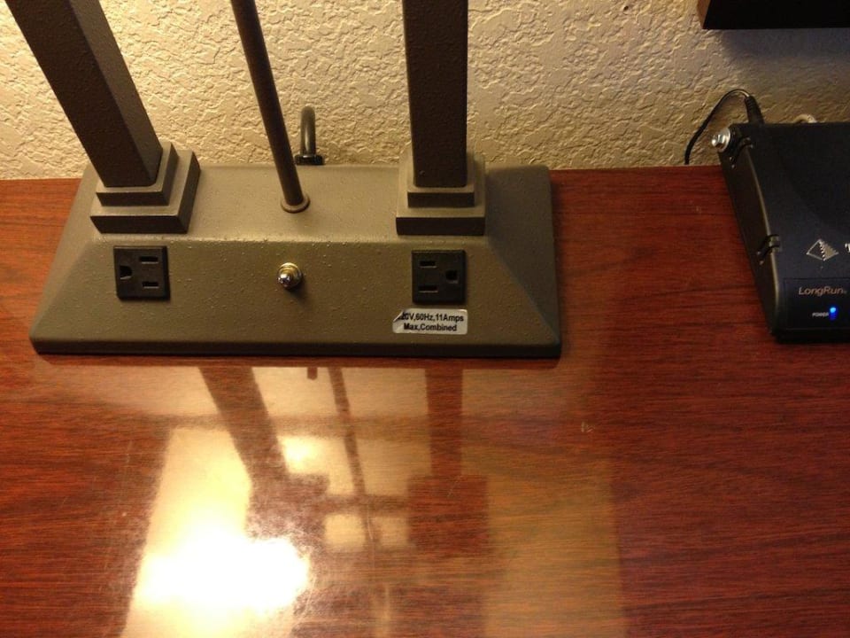 Schreibtischlampe mit Steckdosen Best Western Plus Yosemite Gateway Gasthof
