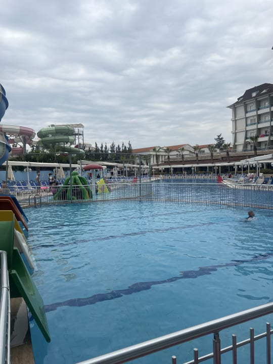 Pool Ramada Resort by Wyndham Side