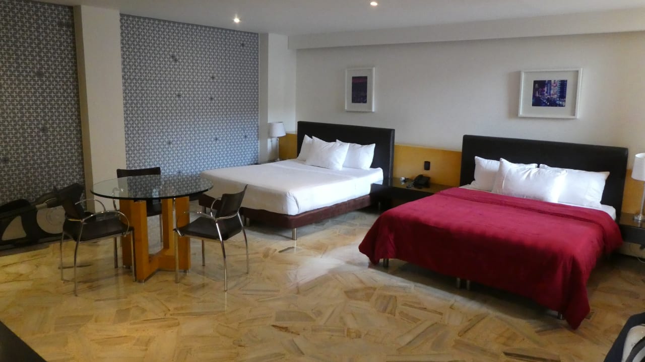 Zimmer 8 als Ballsaal bzw. umgekehrt Hotel Ofi