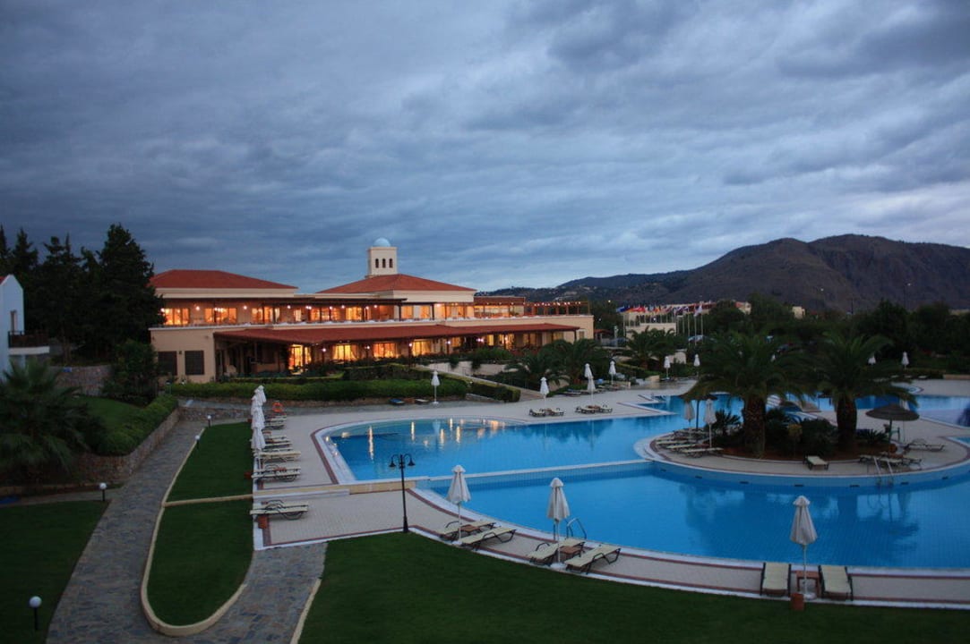 Blick auf die Poolanlage Pilot Beach Resort