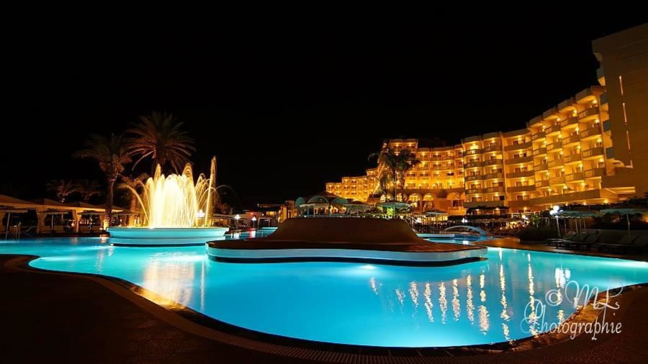 Pool und Hotel bei Nacht Rodos Palladium Leisure & Wellness