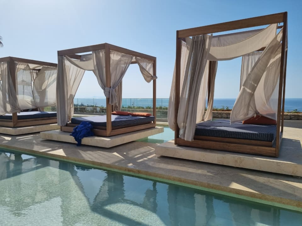 Pool The Royal Senses Resort, Curio Collection by Hilton