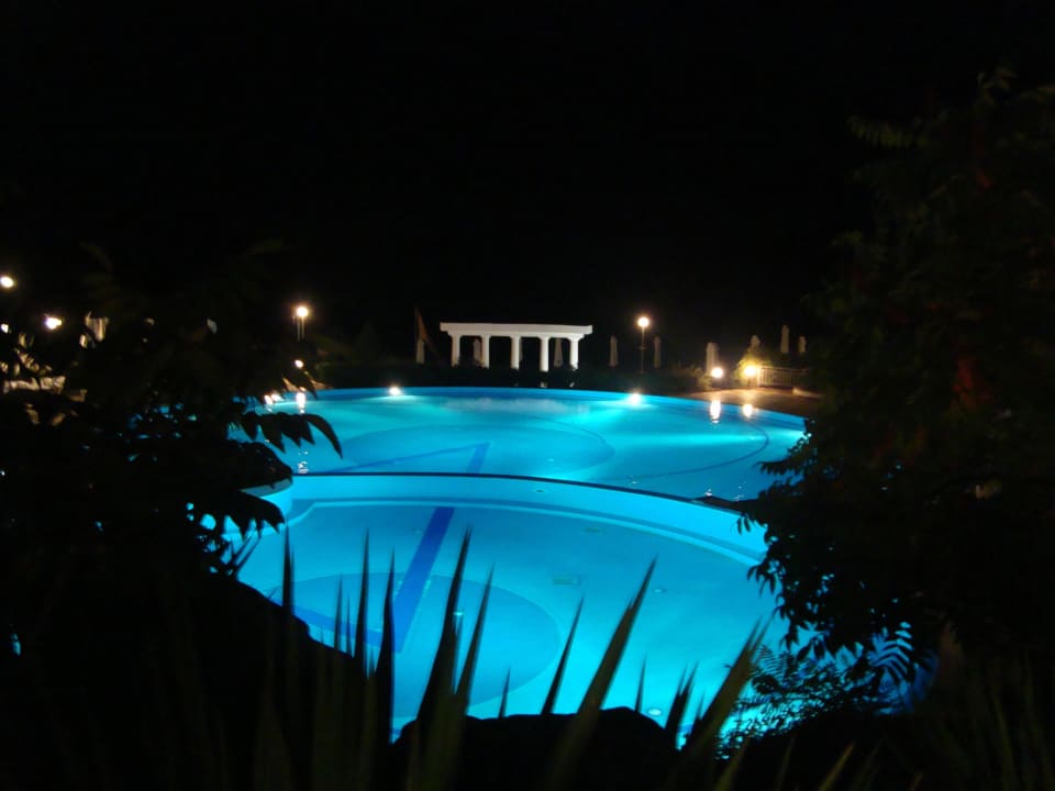 Beleuchtete Poolanlage bei Nacht Hotel Sineva Beach