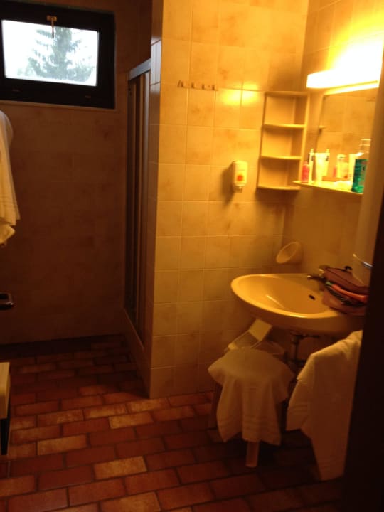 Bad hat nur ein Licht - duschen im Dunklen Feriendorf am Maltschacher See