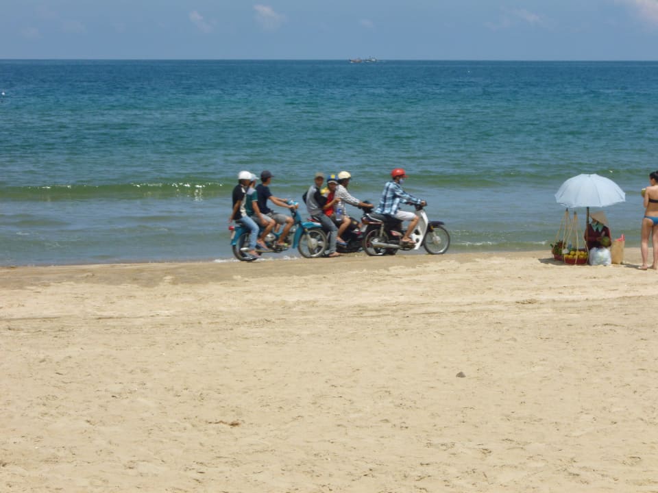 Was es am Strand gibt - Motorräder und Obsthandel Pandanus Resort