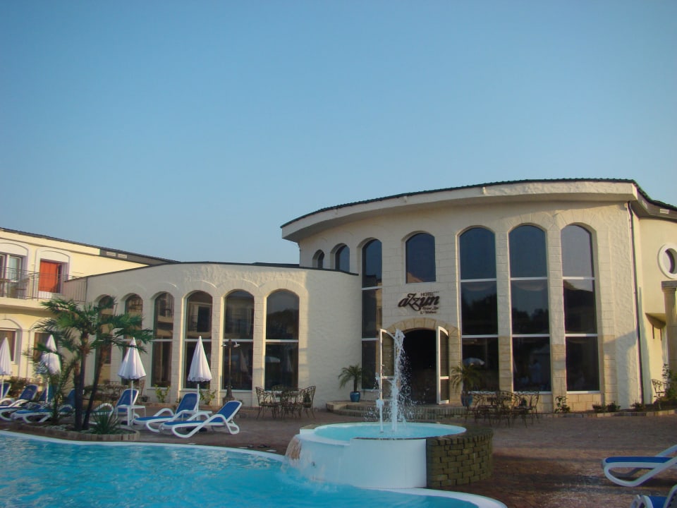 Basen zewnętrzny Hotel Azzun Orient SPA & Wellness