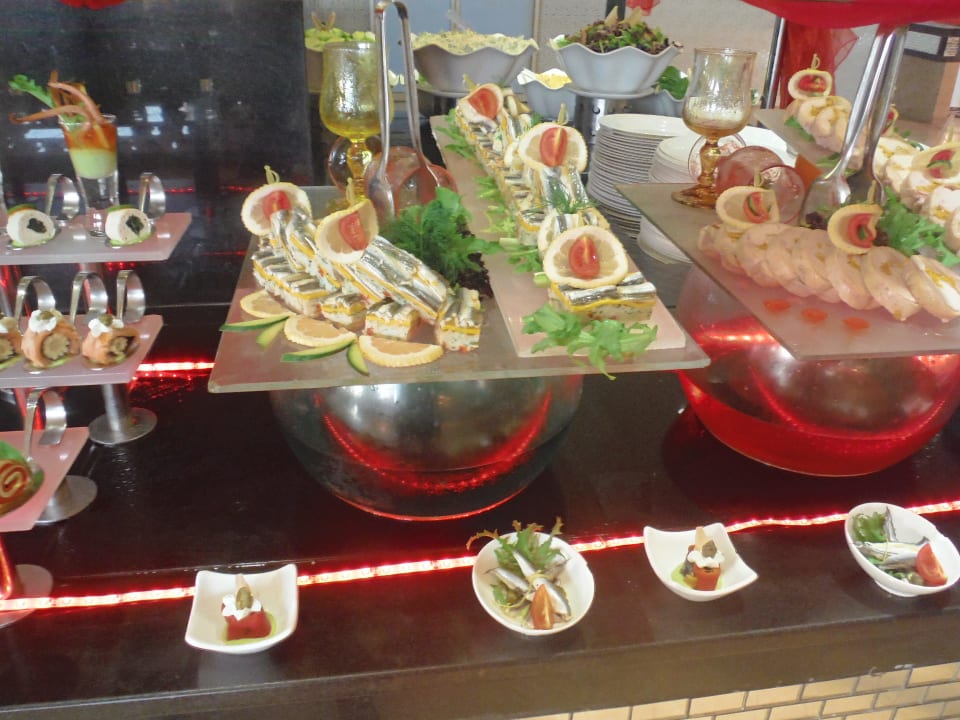 Ein kleiner Teil des Buffets Crystal Sunset Pearl Collection