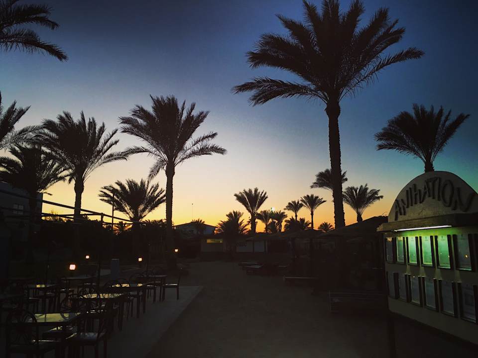 Sonnenuntergang in der Anlage Golden Beach Resort