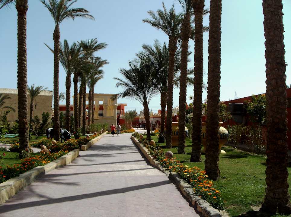 Weg vom 400er Bereich zum Zentrum Pickalbatros Alf Leila Wa Leila Resort - Neverland Hurghada