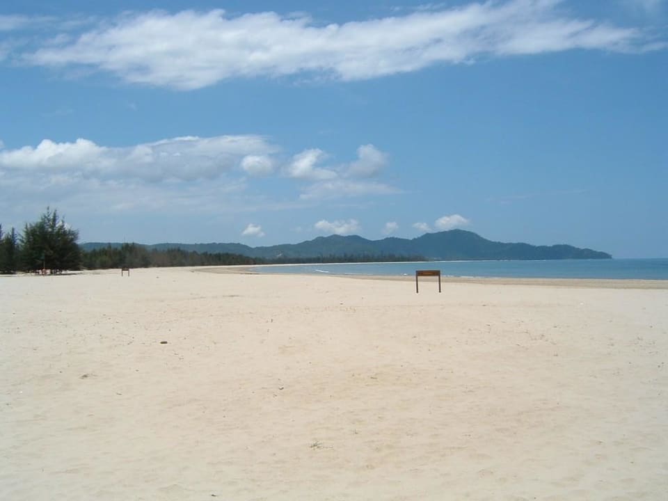Blick vom Hotel den Strand entlang nach links II Shangri-La's Rasa Ria Resort & Spa