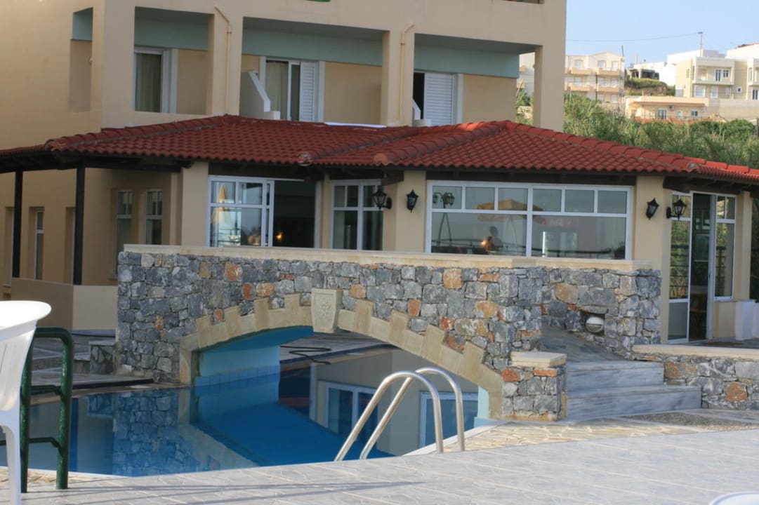 Die Brücke über den Pool Hotel Dedalos Beach