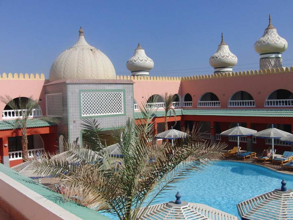 Der Blick von unserem Zimmer auf einen Innenpool Pickalbatros Alf Leila Wa Leila Resort - Neverland Hurghada