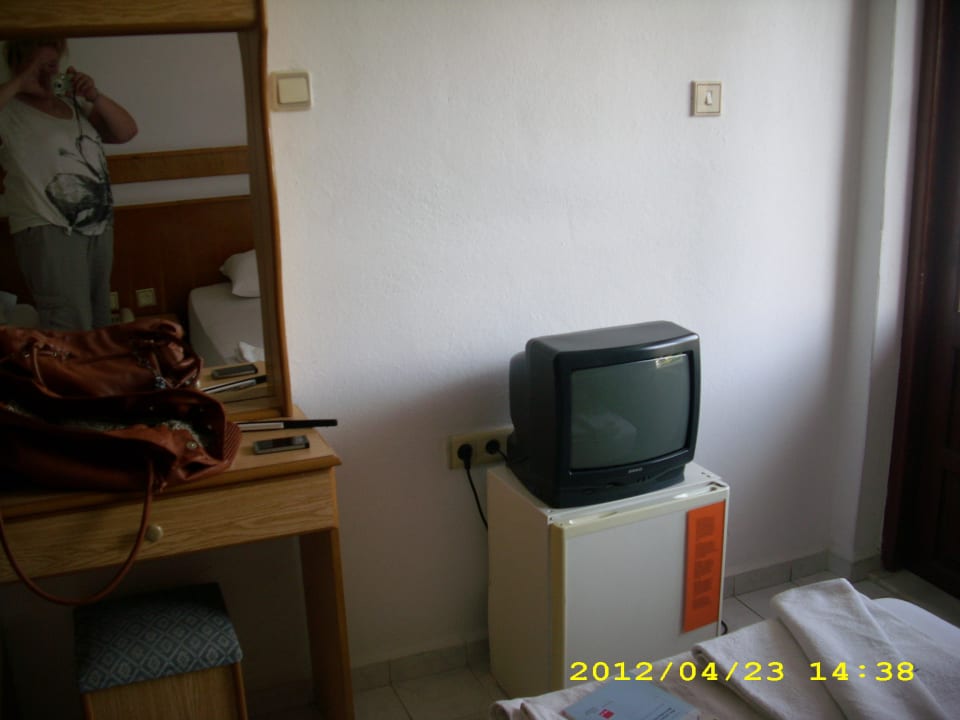 Fernseher und Minibar Muz Hotel