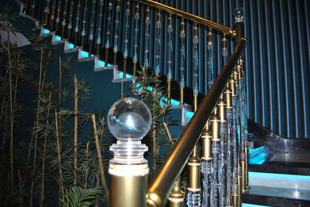 Schickes Geländer Azura Deluxe Resort & Spa Hotel