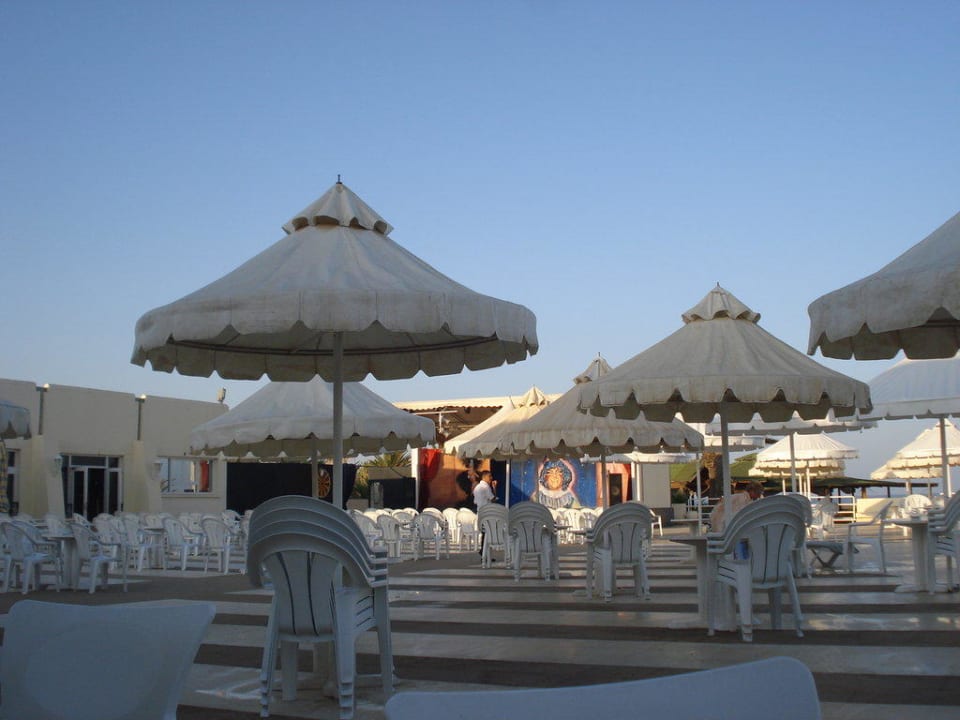 Terrasse mit Bühne im Hintergrund Omar Khayam Resort & Aquapark