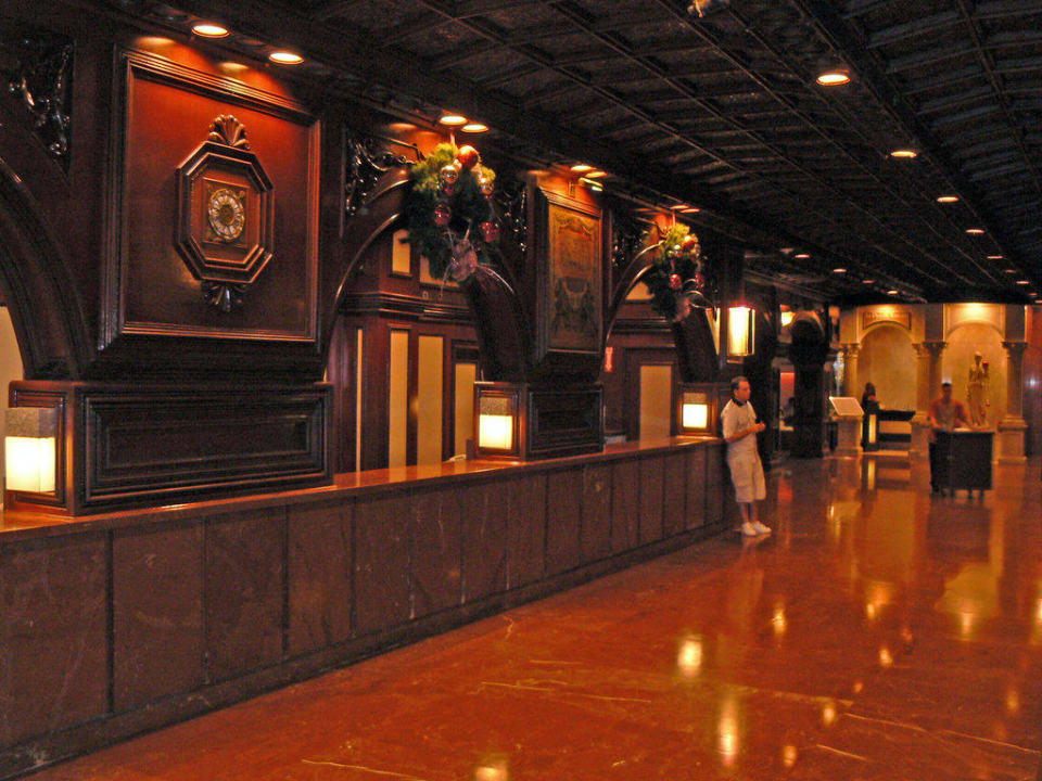 Die altehrwürdige Lobby mit Rezeption  El San Juan Resort & Casino, a Hilton Hotel
