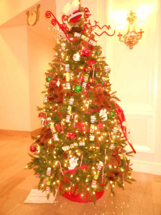 Christbaum in der Lobby-Halle Omni Shoreham Hotel
