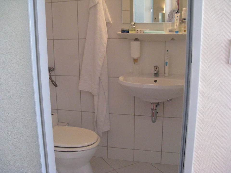 Die opulente "Nasszelle" von ca. 2,2 qm PLAZA INN Hamburg Moorfleet