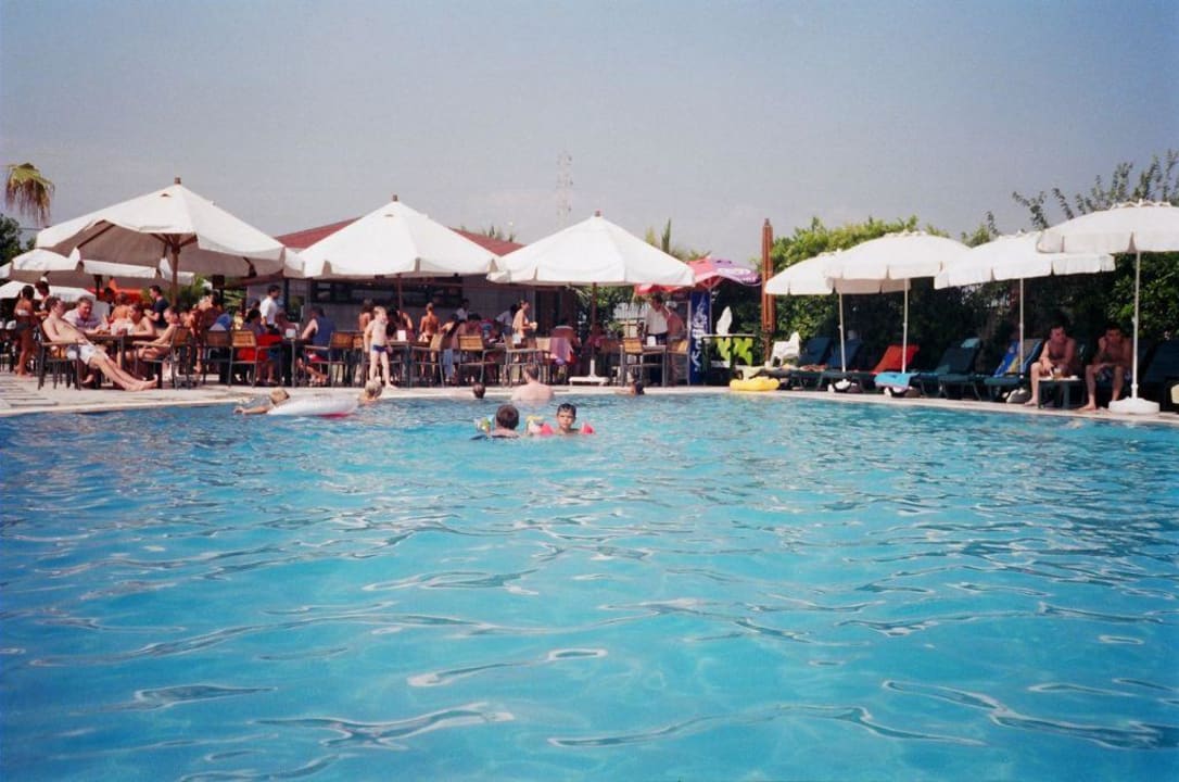 die bar neben dem grossen pool Hane Family Resort