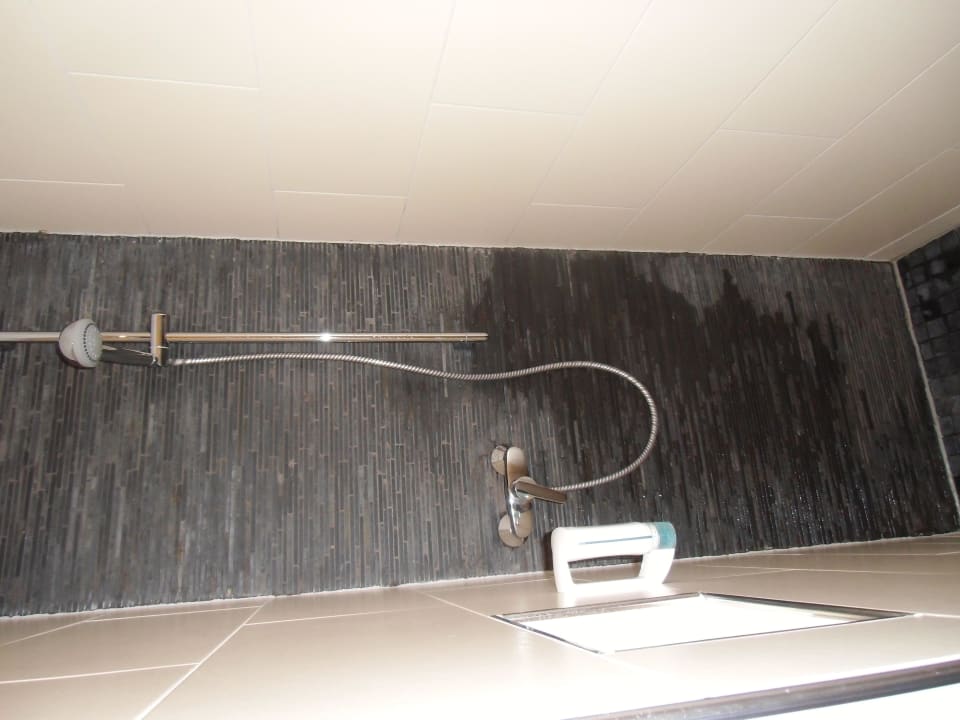 Modern geflieste Dusche Hotel Maxis