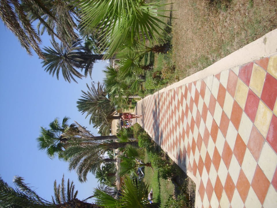 Gehwege in der Gartenanlage Houda Golf & Beach Club