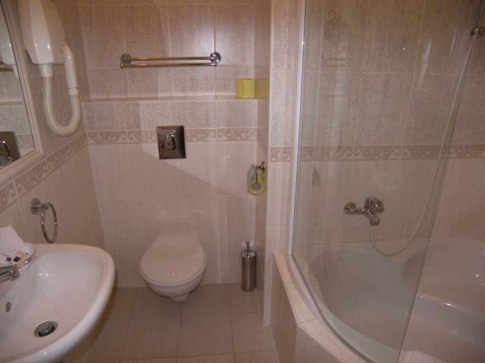 Badezimmer mit Duschwanne Hotel Athena Palace