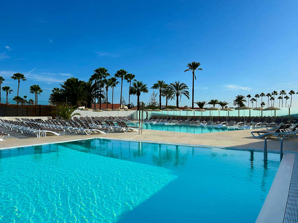 Pool HL Miraflor Suites Hotel