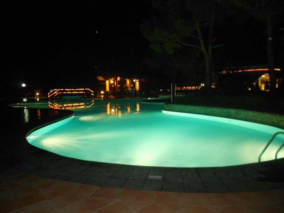 Poolanlage am Abend IC Hotels Green Palace