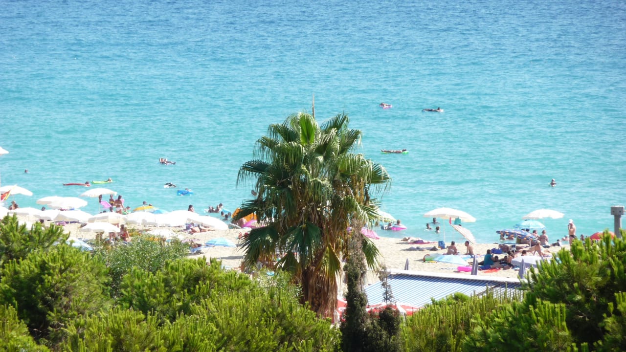Blick auf den Strand vom Balkon 4. Etage Hotel Grand Okan