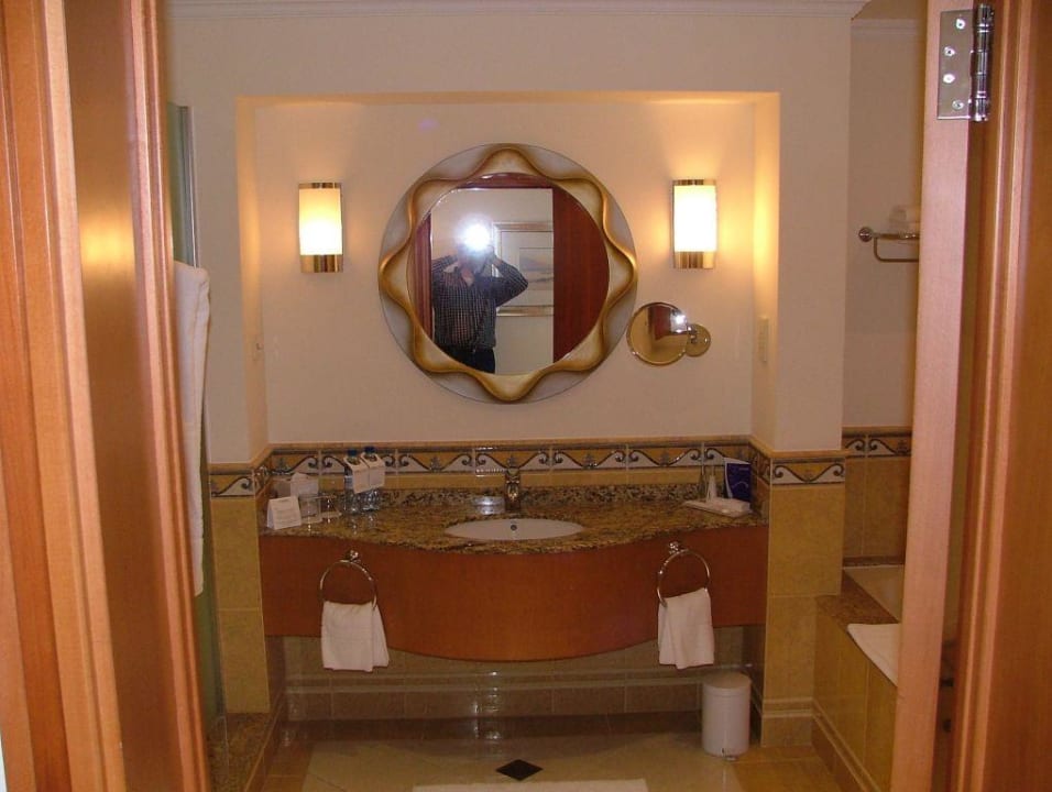 Bad im Superior-Room Hotel Le Meridien Al Aqah Beach Resort