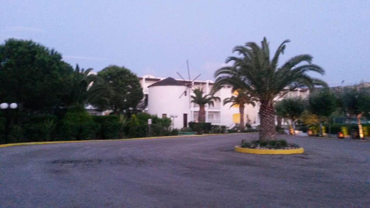 Vor dem Hotel Atlantica Beach Resort Kos