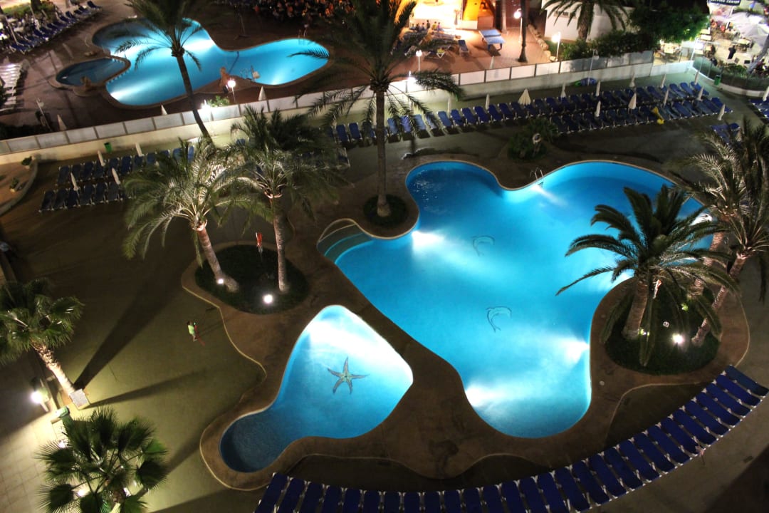 Nachts, Blick auf den Pool vom Balkon Aparthotel Playa Dorada