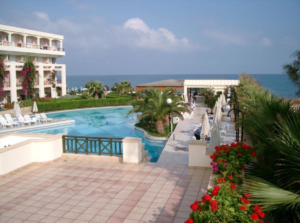 Pool mit Strandbar im Hintergrund Rethymno Palace