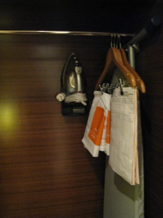 Bügeleisen und -brett auf dem Zimmer Delta Hotels Istanbul West