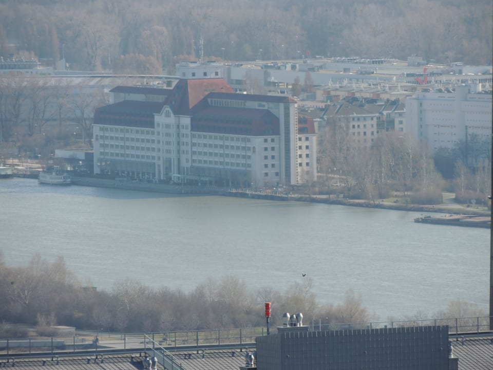 Außenaufnahme vom Donauturm gesehen Hilton Vienna Waterfront