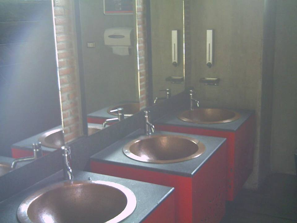 Waschbecken in der Pooltoillette Siam@Siam Design Hotel Bangkok